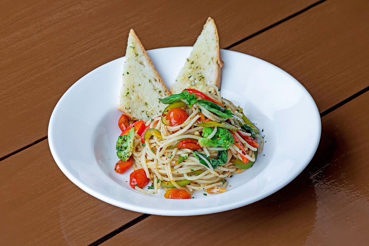 Pasta mit Tomaten und Kräutern